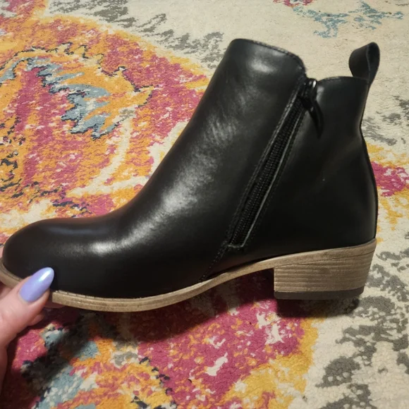 Black Ankle Booties Size 8 - Picture 2 of 8